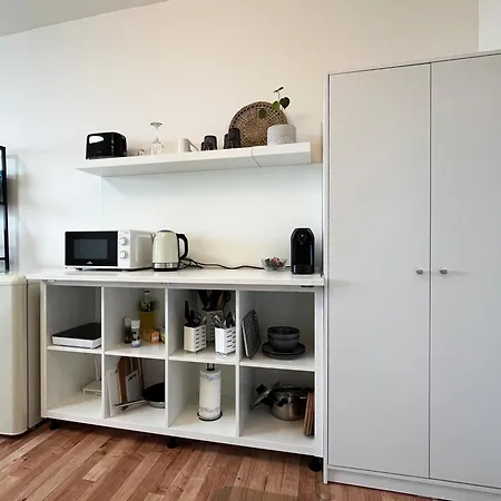 Air-conditioned Studio, Close To Centre & Tram Stop 公寓 *