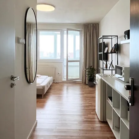 Air-conditioned Studio, Close To Centre & Tram Stop * 布拉迪斯拉发