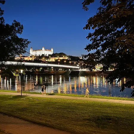 Air-conditioned Studio, Close To Centre & Tram Stop Апартаменти *