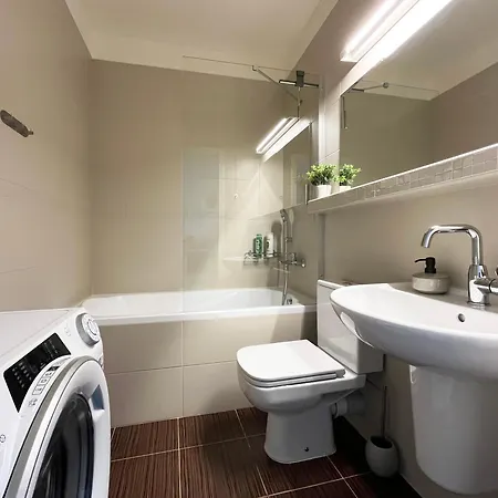 Air-conditioned Studio, Close To Centre & Tram Stop Апартаменти