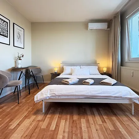 Air-conditioned Studio, Close To Centre & Tram Stop *