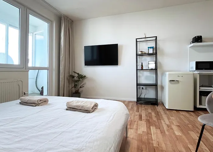 Air-conditioned Studio, Close To Centre & Tram Stop *