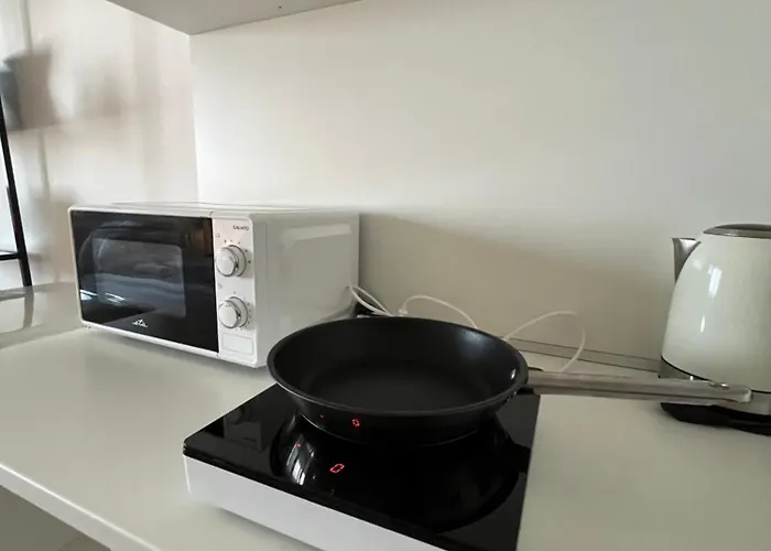 Air-conditioned Studio, Close To Centre & Tram Stop *