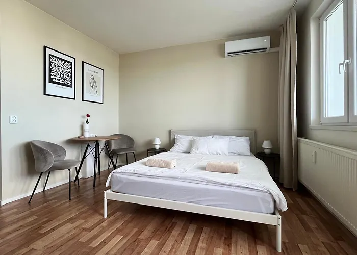 Air-conditioned Studio, Close To Centre & Tram Stop * Братислава