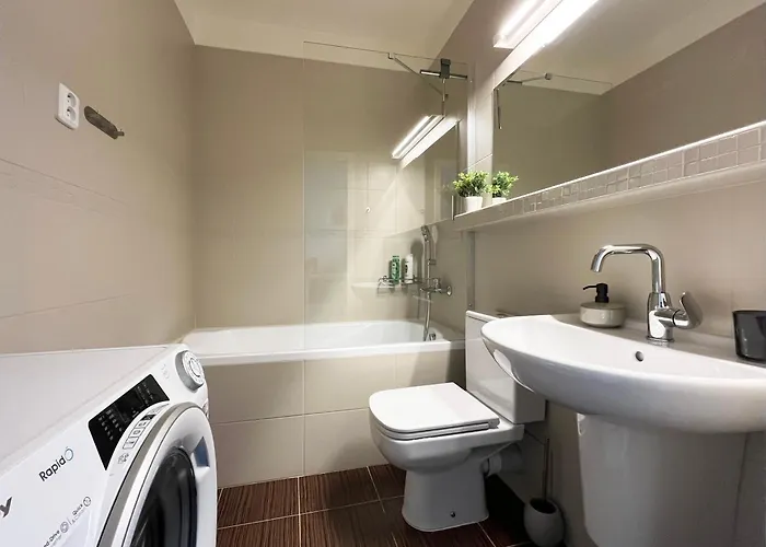 Air-conditioned Studio, Close To Centre & Tram Stop Lägenhet